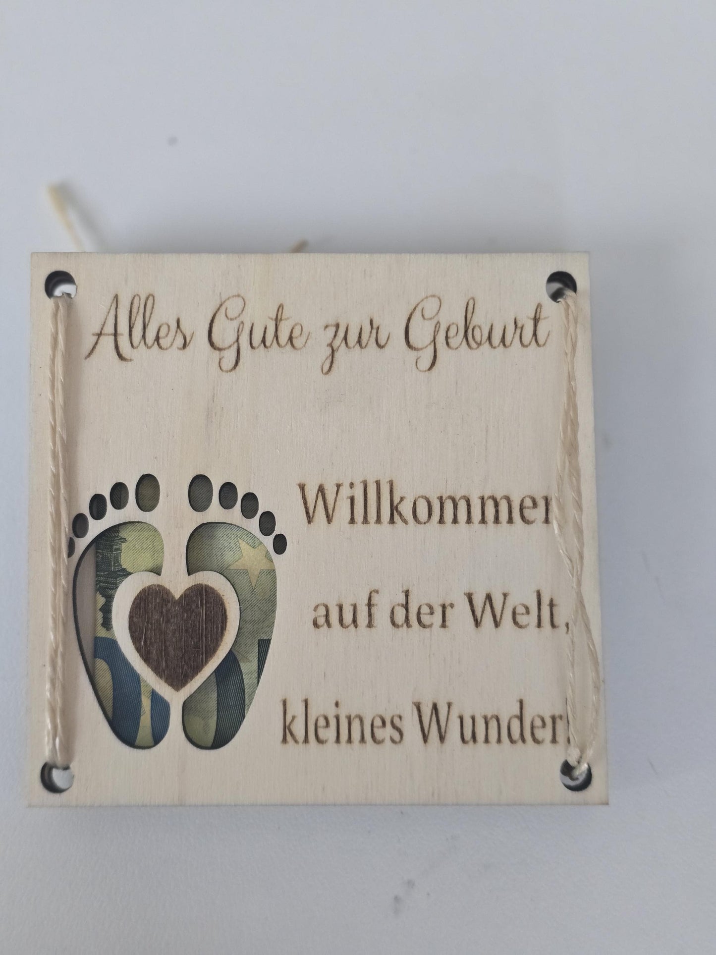 Geldgeschenk aus Holz zur Geburt - Handmade mit Gravur "Alles Gute zur Geburt - Willkommen auf der Welt, kleines Wunder" Geschenkidee