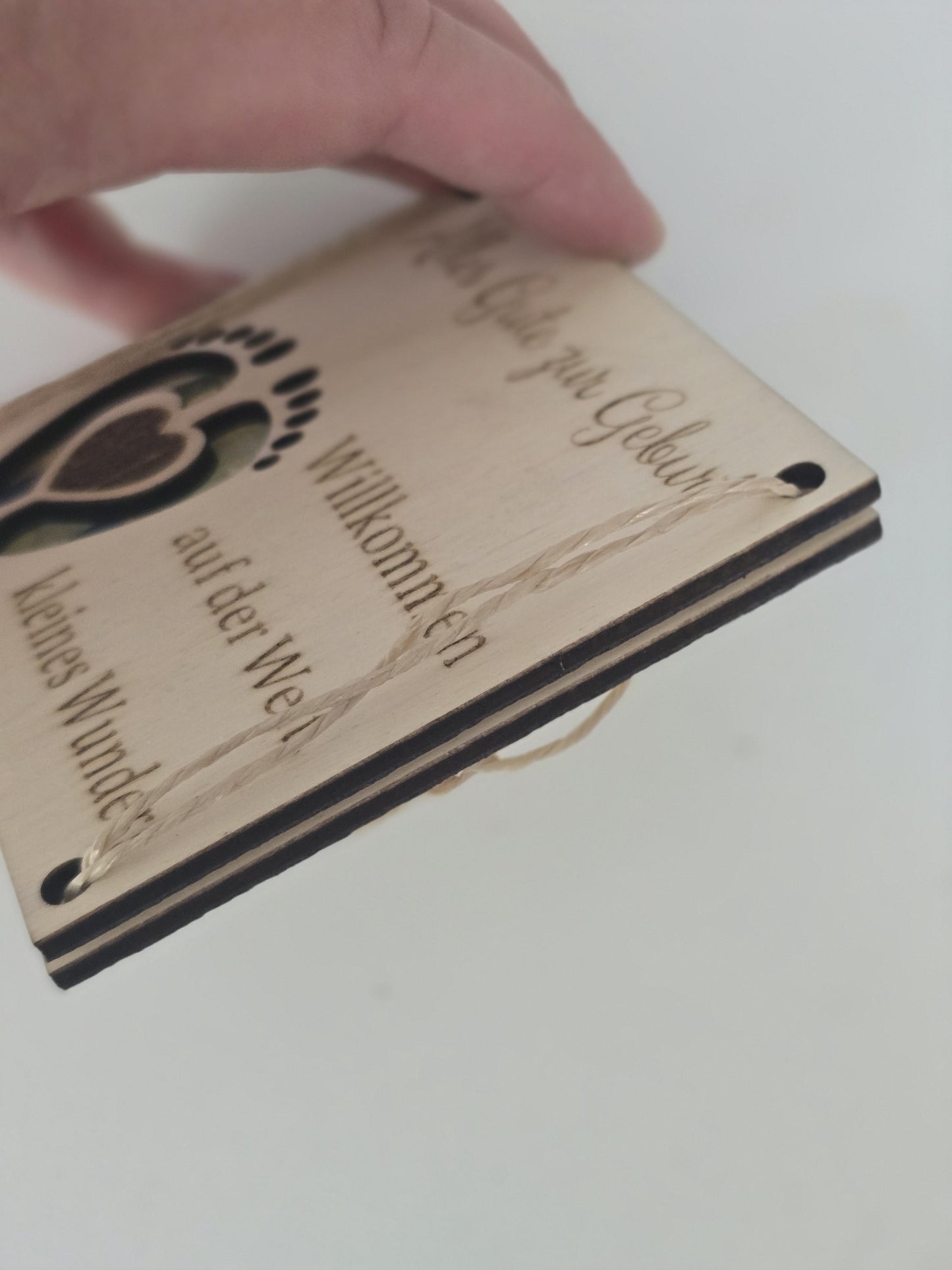Geldgeschenk aus Holz zur Geburt - Handmade mit Gravur "Alles Gute zur Geburt - Willkommen auf der Welt, kleines Wunder" Geschenkidee